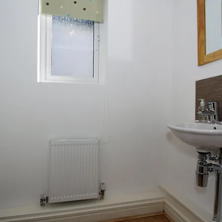 6 Jubilee Close