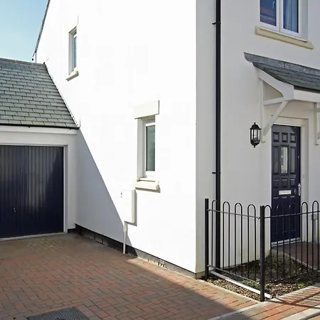 6 Jubilee Close *